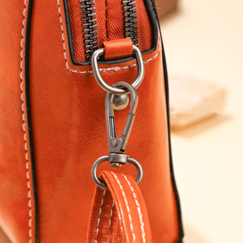 Mini PVC telefontáska crossbody – váll alatti stílus, cipzárral záródó, belső cipzáros zseb, ovális alakú