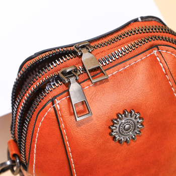 Mini PVC telefontáska crossbody – váll alatti stílus, cipzárral záródó, belső cipzáros zseb, ovális alakú