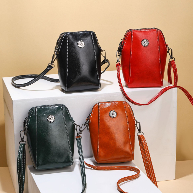 Mini PVC telefontáska crossbody – váll alatti stílus, cipzárral záródó, belső cipzáros zseb, ovális alakú