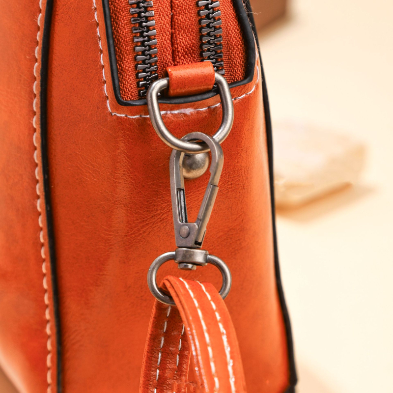 Mini PVC telefontáska crossbody – váll alatti stílus, cipzárral záródó, belső cipzáros zseb, ovális alakú