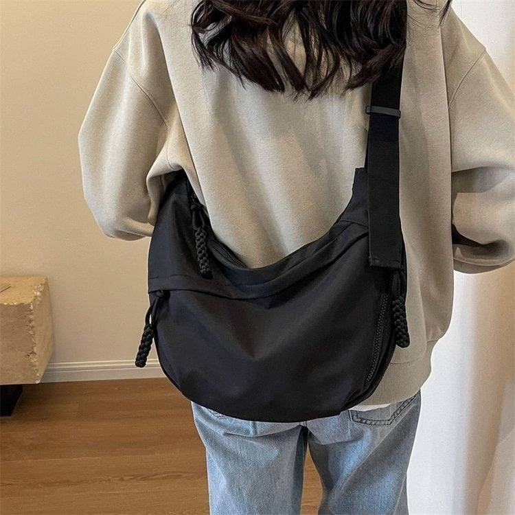 Crossbody Dumpling torba — Oxford platno, najlonska podstava, zatvaranje zatvaračem, unutarnja pretinica za telefon