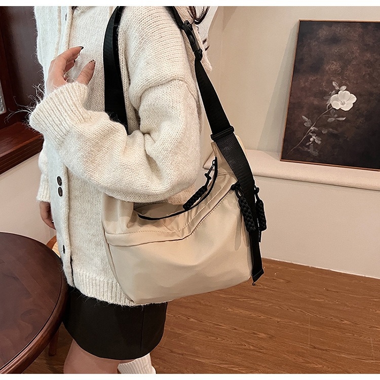 Crossbody Dumpling torba — Oxford platno, najlonska podstava, zatvaranje zatvaračem, unutarnja pretinica za telefon