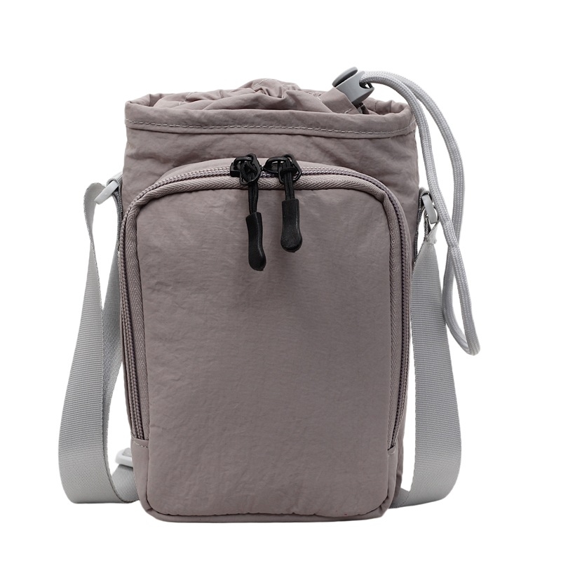 Crossbody torba s vertikalnim kvadratnim oblikom – Oxford tkanina, otvaranje špagom, unutarnja džep sa zipom, poliester podstava, ljeto 2025
