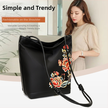 Oxford szövetes Tote válltáska – függőleges négyszögletes forma, cipzár, belső réteg, cipzáras zseb, telefontartó zseb, puha anyag, egy vállpánt, irodalmi-nemzeti stílus