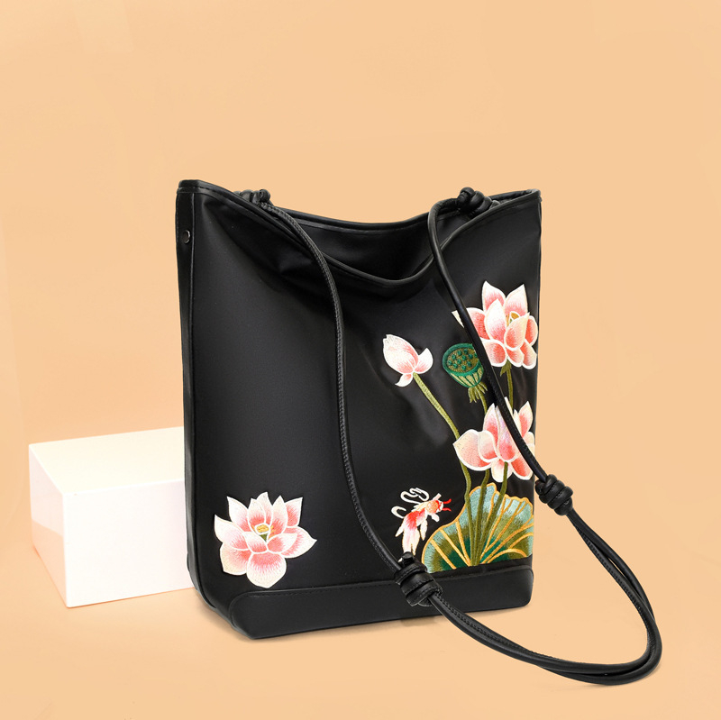 Oxford szövetes Tote válltáska – függőleges négyszögletes forma, cipzár, belső réteg, cipzáras zseb, telefontartó zseb, puha anyag, egy vállpánt, irodalmi-nemzeti stílus