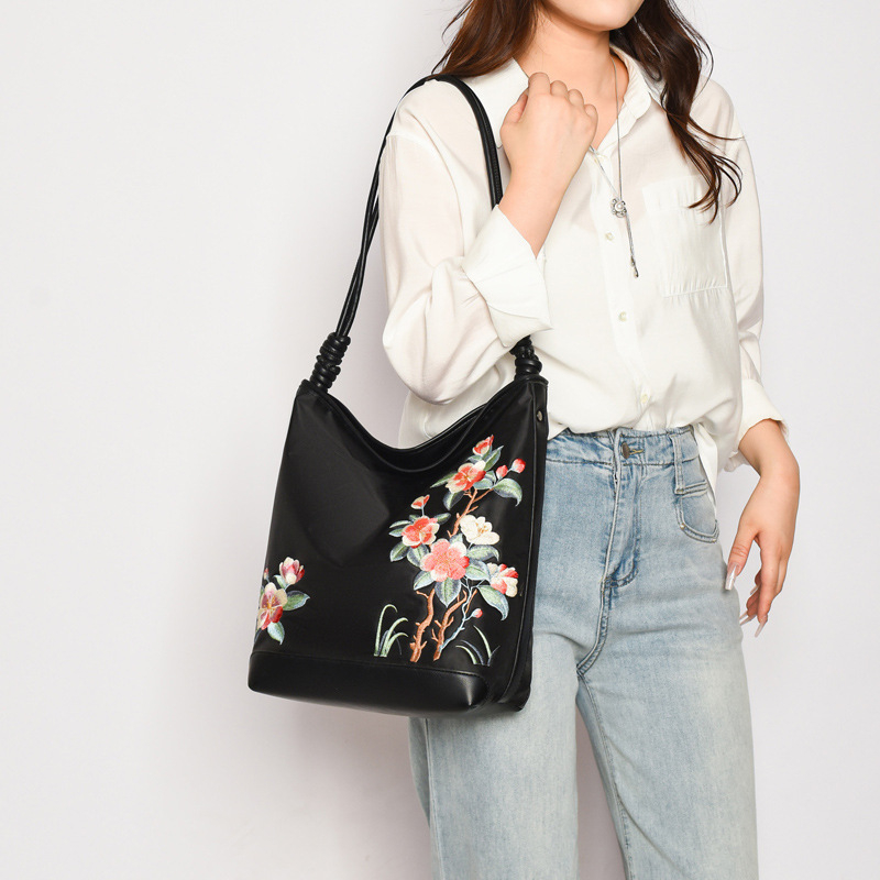 Oxford szövetes Tote válltáska – függőleges négyszögletes forma, cipzár, belső réteg, cipzáras zseb, telefontartó zseb, puha anyag, egy vállpánt, irodalmi-nemzeti stílus