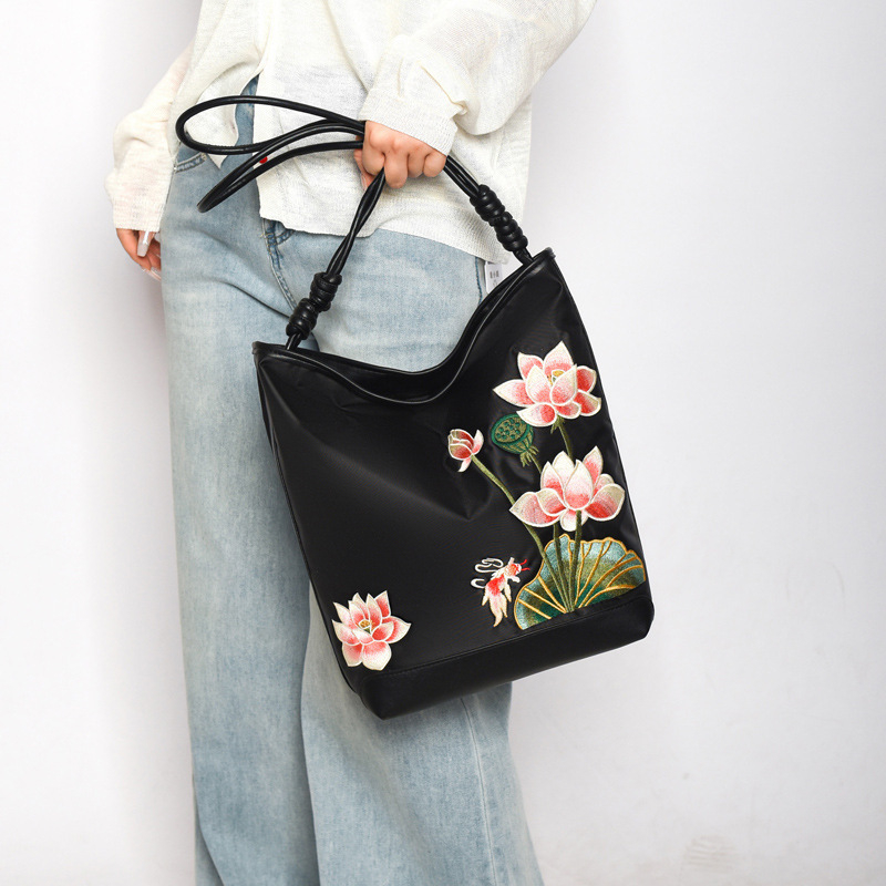 Oxford szövetes Tote válltáska – függőleges négyszögletes forma, cipzár, belső réteg, cipzáras zseb, telefontartó zseb, puha anyag, egy vállpánt, irodalmi-nemzeti stílus