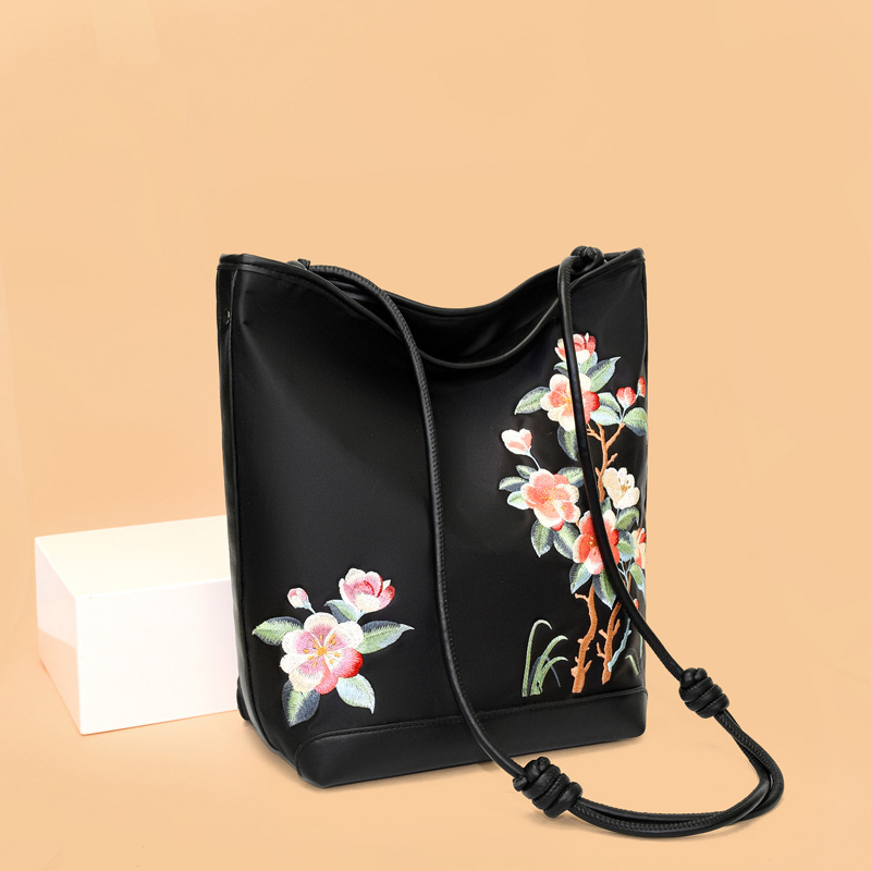 Oxford szövetes Tote válltáska – függőleges négyszögletes forma, cipzár, belső réteg, cipzáras zseb, telefontartó zseb, puha anyag, egy vállpánt, irodalmi-nemzeti stílus