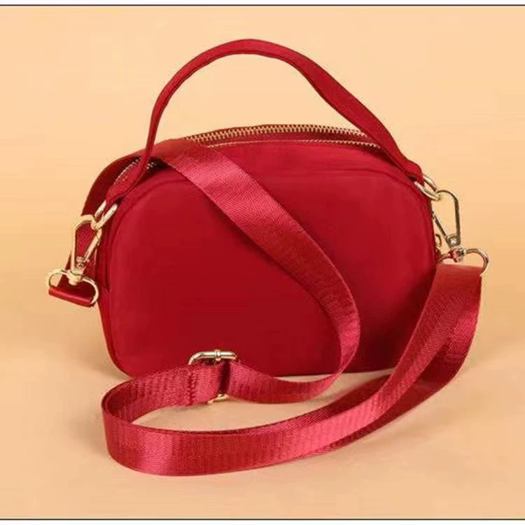 Ženska crossbody torba s prošivenim nitima, gradski minimalistički stil, mala kvadratna torba, Oxford materijal, zatvarač, unutarnji džepovi za telefon i dokumente
