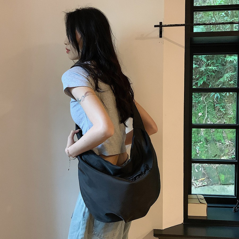 Ženska crossbody torba u dumpling stilu, lagana Oxford tkanina, zatvarač, poliester podstava, za putovanja u slobodno vrijeme