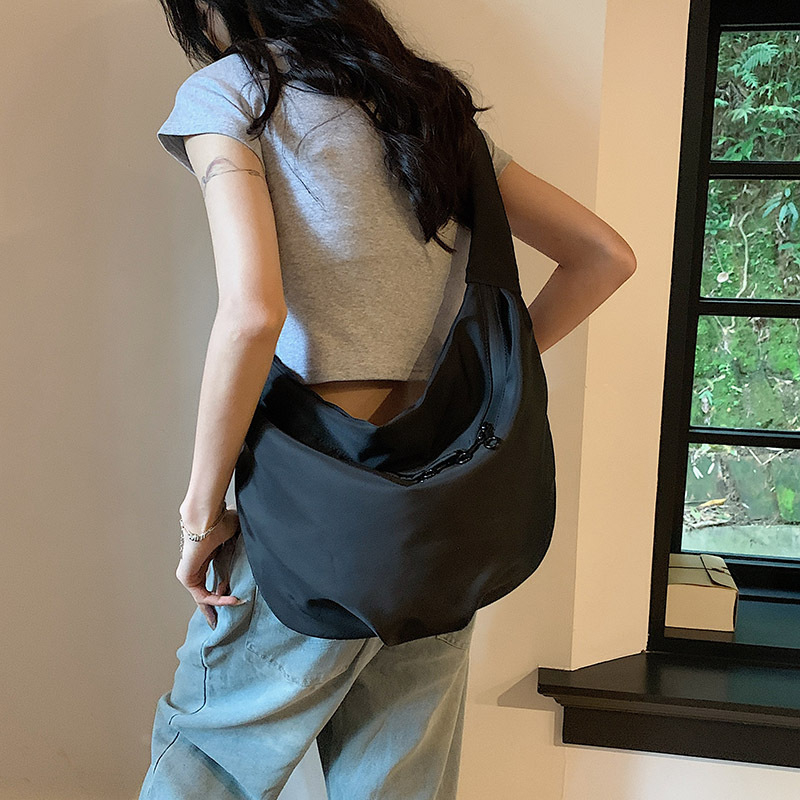 Ženska crossbody torba u dumpling stilu, lagana Oxford tkanina, zatvarač, poliester podstava, za putovanja u slobodno vrijeme