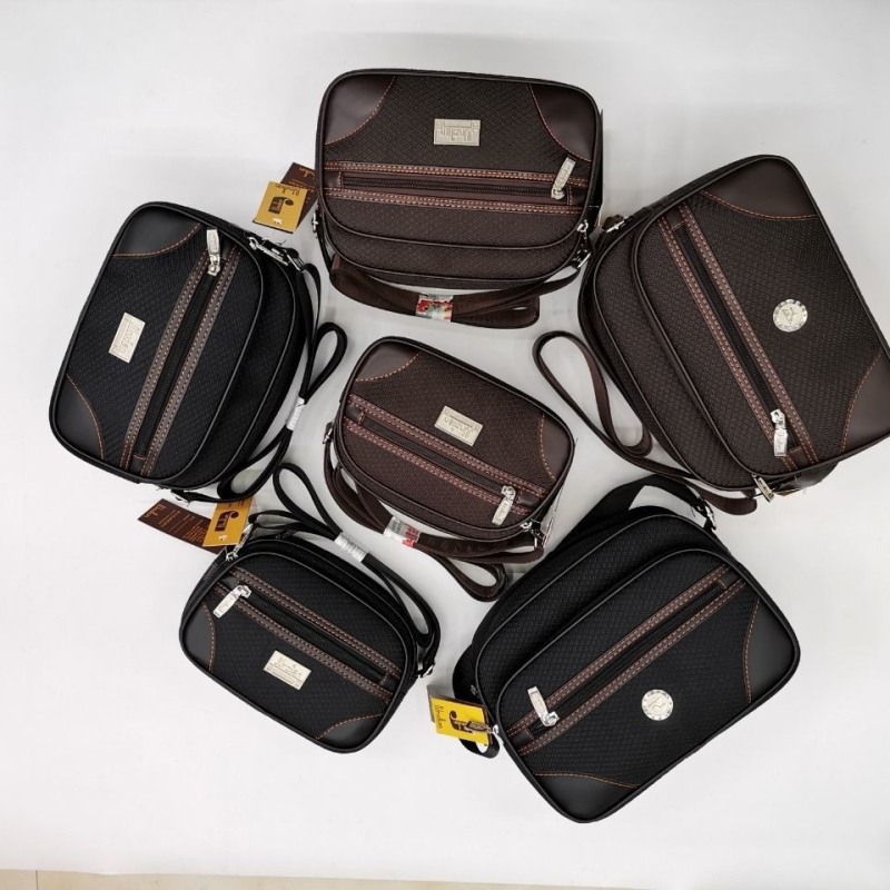 Ženska crossbody torba od Oxford platna, horizontalno kvadratnog oblika, zatvarač, unutarnja džep s zip zatvaračem i unutarnji podijeljeni pretinac
