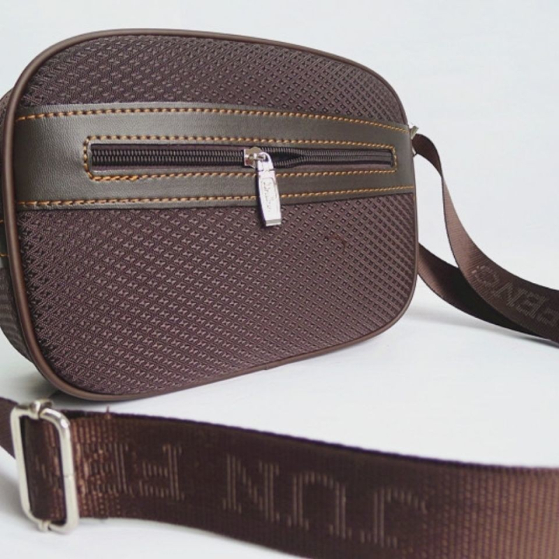 Ženska crossbody torba od Oxford platna, horizontalno kvadratnog oblika, zatvarač, unutarnja džep s zip zatvaračem i unutarnji podijeljeni pretinac