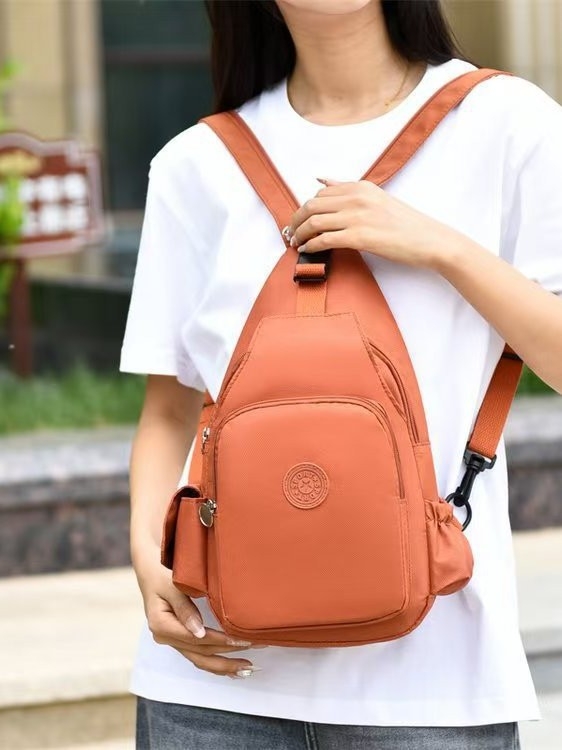 Unisex ruksak za svakodnevnu upotrebu s crossbody remenom, od Oxford platna, zatvarač, unutarnja džepa sa zatvaračem i laminiran džep, prozračan i vodootporan.
