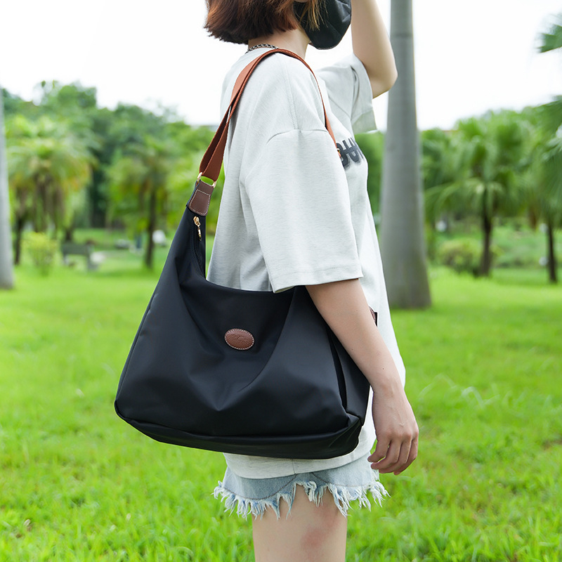 Tote táska üzleti útra, Oxford anyag, dumpling-forma, cipzáras zárás