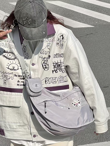 Crossbody torba u japanskom stilu s dumpling oblikom, vanjska Oxford tkanina, unutarnja podstava Nylon, zatvaranje zatvaračem, unutarnji džepovi za telefon i dokumente