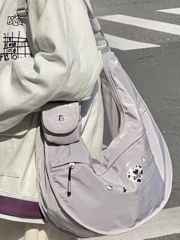 Crossbody torba u japanskom stilu s dumpling oblikom, vanjska Oxford tkanina, unutarnja podstava Nylon, zatvaranje zatvaračem, unutarnji džepovi za telefon i dokumente