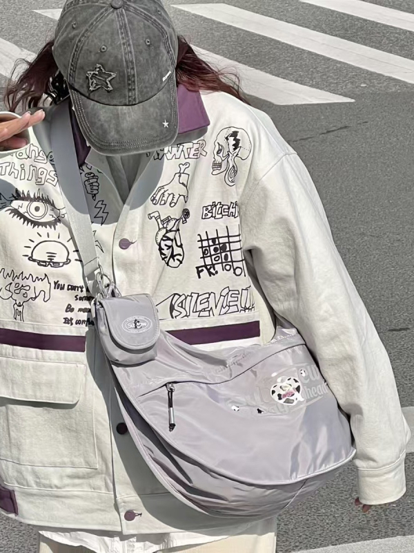 Crossbody torba u japanskom stilu s dumpling oblikom, vanjska Oxford tkanina, unutarnja podstava Nylon, zatvaranje zatvaračem, unutarnji džepovi za telefon i dokumente