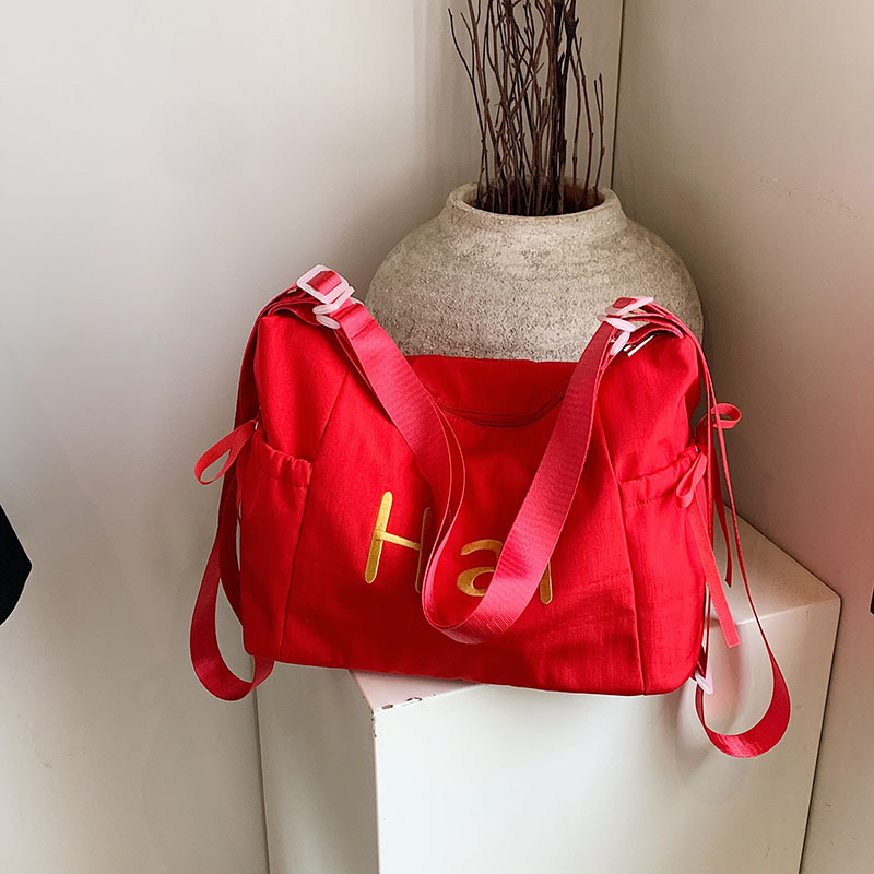 Crossbody torba u ulično-stilskom izgledu, Oxford tkanina, horizontalno kvadratnog oblika, zatvaranje na zip i unutarnji džep sa zipom