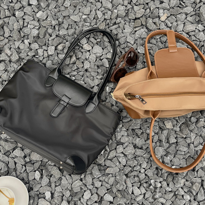 Torba Tote od Oxford materijala, podstava Nylon, zatvaranje na zip, unutarnji džep sa zatvaračem, horizontalni kvadratni oblik