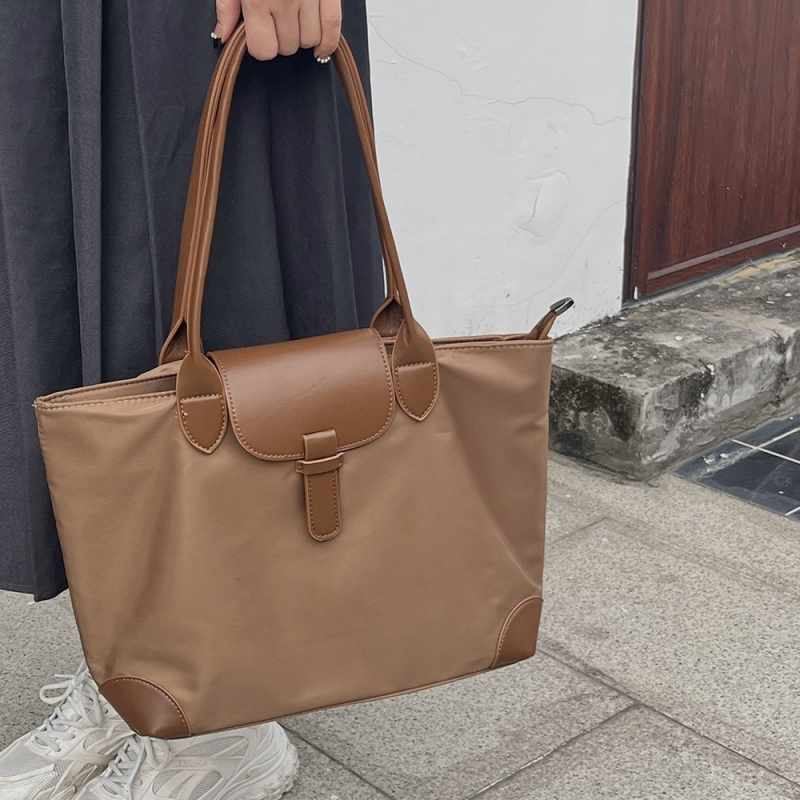 Torba Tote od Oxford materijala, podstava Nylon, zatvaranje na zip, unutarnji džep sa zatvaračem, horizontalni kvadratni oblik