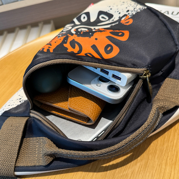 Torba za rame crossbody, vodootporna Oxford tkanina, gradski minimalistički stil, zatvaranje na zip, unutarnji pretinci: pretinac sa zipom, pretinac za mobitel, pretinac za dokumente, laminirani pretinac sa zipom