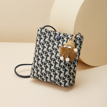 Ženska crossbody torba, mala kvadratna vertikalna forma, Oxford platno, magnetsko zatvaranje, unutarnji džep sa zatvaračem