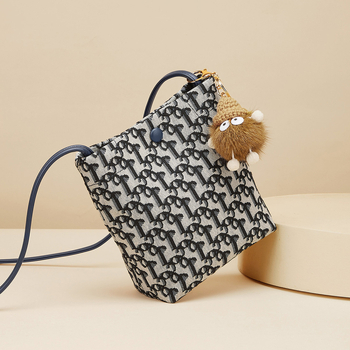 Ženska crossbody torba, mala kvadratna vertikalna forma, Oxford platno, magnetsko zatvaranje, unutarnji džep sa zatvaračem