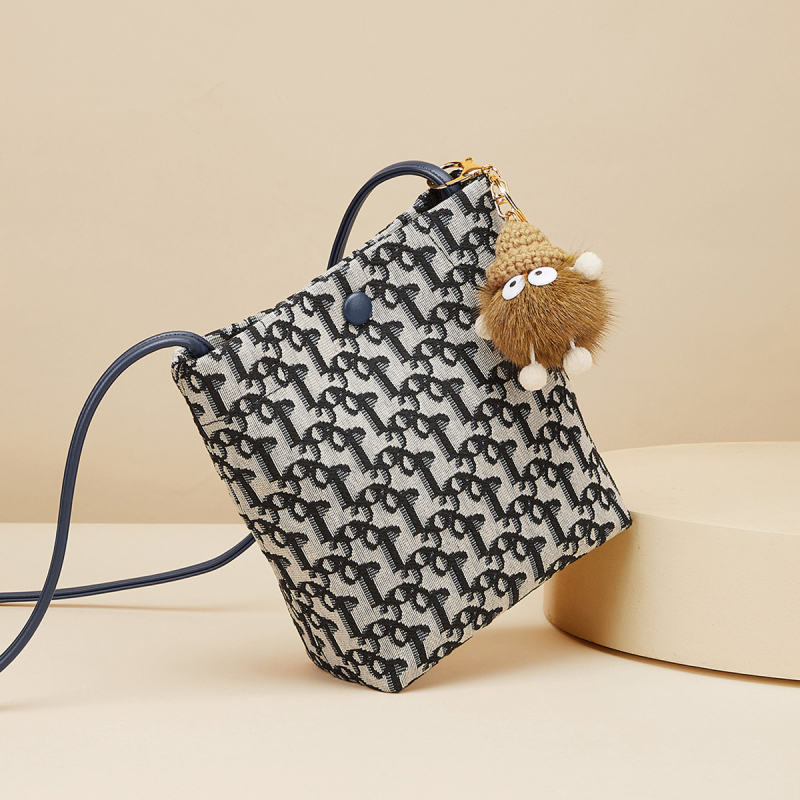 Ženska crossbody torba, mala kvadratna vertikalna forma, Oxford platno, magnetsko zatvaranje, unutarnji džep sa zatvaračem