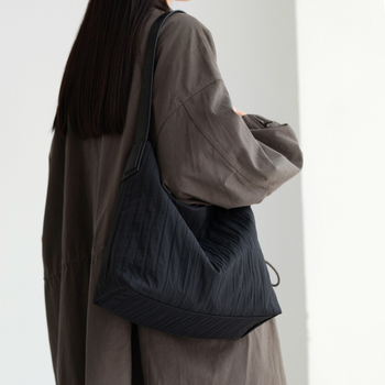 Ženska bucket torbica od Oxford platna, zreo elegantan stil, velika zapremina, magnetsko zatvaranje, jedan remen, torba u obliku kante bucket bag, jesen 2025