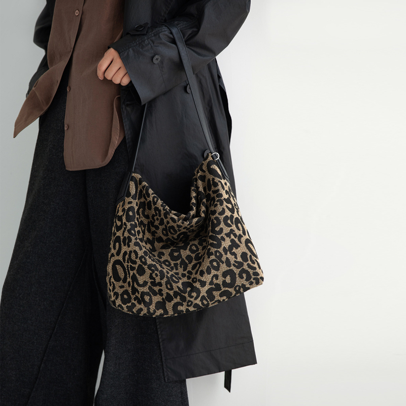 Ženska bucket torbica od Oxford platna, zreo elegantan stil, velika zapremina, magnetsko zatvaranje, jedan remen, torba u obliku kante bucket bag, jesen 2025