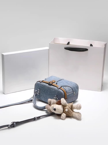 Ženska crossbody torba u urbanom minimalističkom stilu, Oxford platno, vodoravni kvadratni oblik, zatvaranje zipom, podstava od poliestera, proljeće 2025