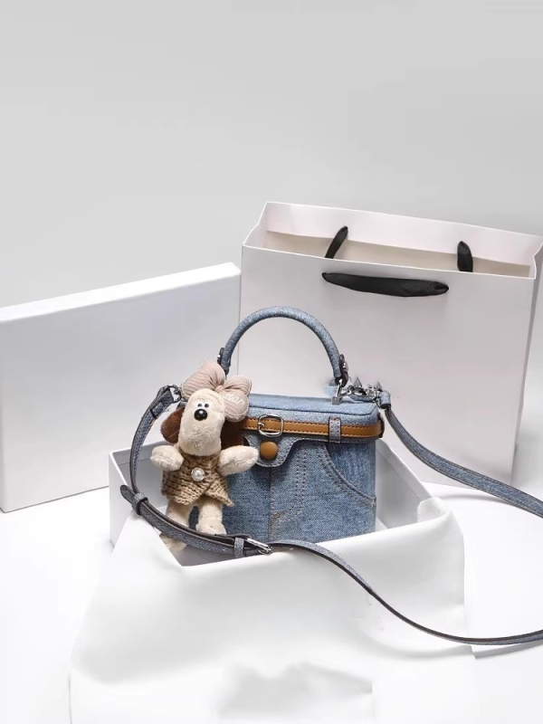 Ženska crossbody torba u urbanom minimalističkom stilu, Oxford platno, vodoravni kvadratni oblik, zatvaranje zipom, podstava od poliestera, proljeće 2025