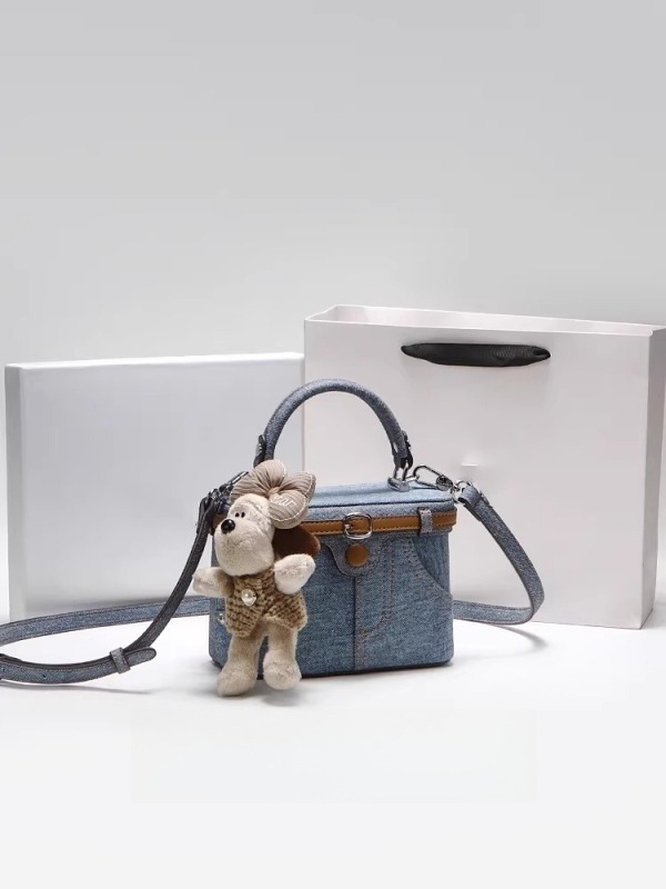 Ženska crossbody torba u urbanom minimalističkom stilu, Oxford platno, vodoravni kvadratni oblik, zatvaranje zipom, podstava od poliestera, proljeće 2025