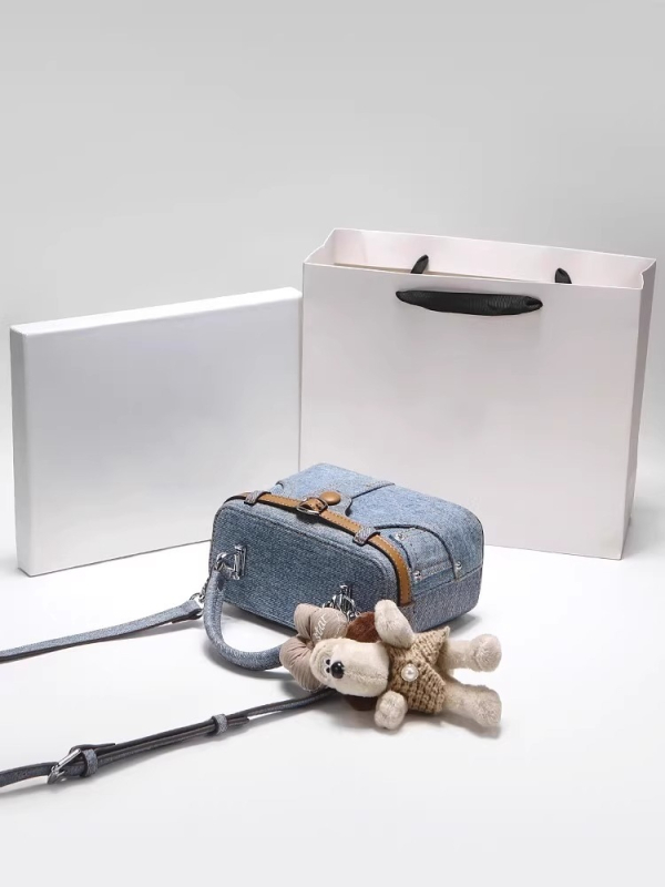 Ženska crossbody torba u urbanom minimalističkom stilu, Oxford platno, vodoravni kvadratni oblik, zatvaranje zipom, podstava od poliestera, proljeće 2025