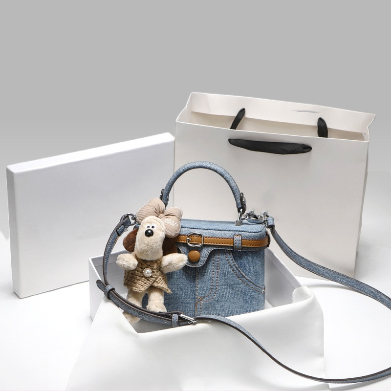 Ženska crossbody torba u urbanom minimalističkom stilu, Oxford platno, vodoravni kvadratni oblik, zatvaranje zipom, podstava od poliestera, proljeće 2025
