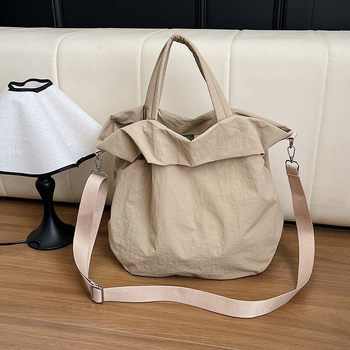 Torba Tote od Oxford materijala, crossbody stil, oblik kante, zatvaranje zipom, unutarnji džep sa zip zatvaračem.