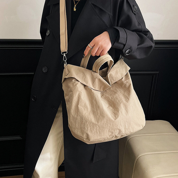 Torba Tote od Oxford materijala, crossbody stil, oblik kante, zatvaranje zipom, unutarnji džep sa zip zatvaračem.