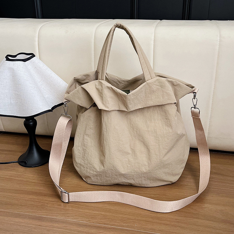 Torba Tote od Oxford materijala, crossbody stil, oblik kante, zatvaranje zipom, unutarnji džep sa zip zatvaračem.