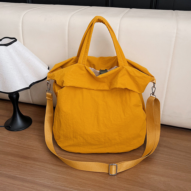 Torba Tote od Oxford materijala, crossbody stil, oblik kante, zatvaranje zipom, unutarnji džep sa zip zatvaračem.