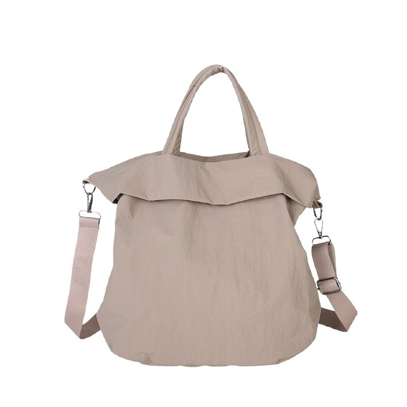 Torba Tote od Oxford materijala, crossbody stil, oblik kante, zatvaranje zipom, unutarnji džep sa zip zatvaračem.