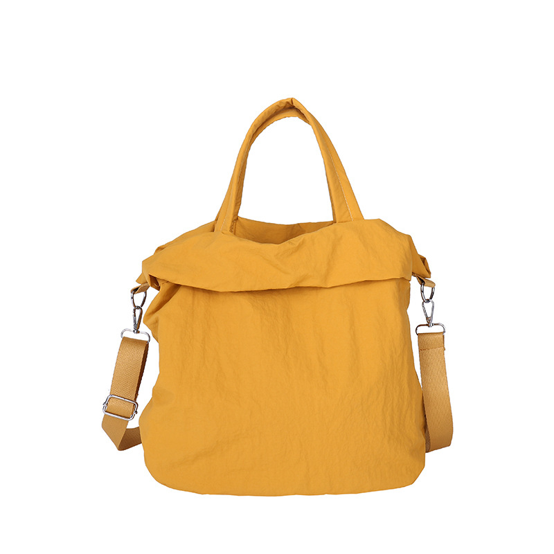 Torba Tote od Oxford materijala, crossbody stil, oblik kante, zatvaranje zipom, unutarnji džep sa zip zatvaračem.