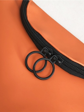 Crossbody torba u gradskoj estetici, laminirana Oxford tkanina, ovalni oblik, zatvaranje zipom, unutarnja pretinica za mobitel i laminirani pretinac sa zipom — izlazi jesen 2025