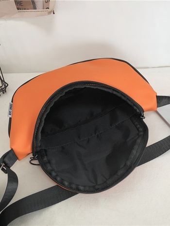 Crossbody torba u gradskoj estetici, laminirana Oxford tkanina, ovalni oblik, zatvaranje zipom, unutarnja pretinica za mobitel i laminirani pretinac sa zipom — izlazi jesen 2025