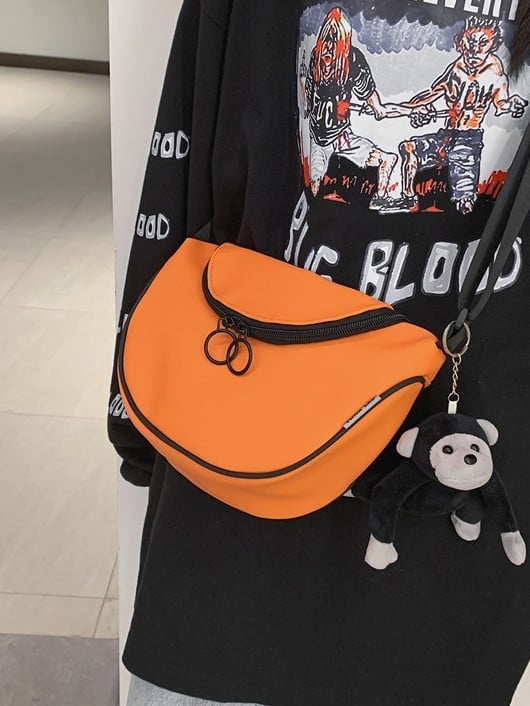 Crossbody torba u gradskoj estetici, laminirana Oxford tkanina, ovalni oblik, zatvaranje zipom, unutarnja pretinica za mobitel i laminirani pretinac sa zipom — izlazi jesen 2025