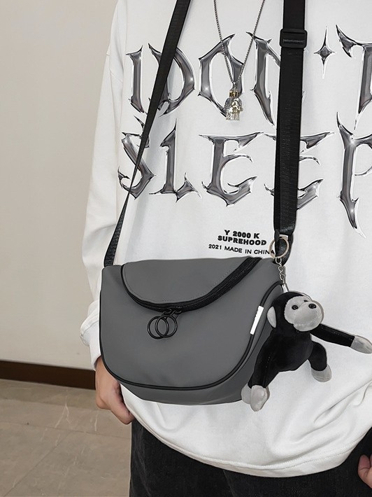 Crossbody torba u gradskoj estetici, laminirana Oxford tkanina, ovalni oblik, zatvaranje zipom, unutarnja pretinica za mobitel i laminirani pretinac sa zipom — izlazi jesen 2025