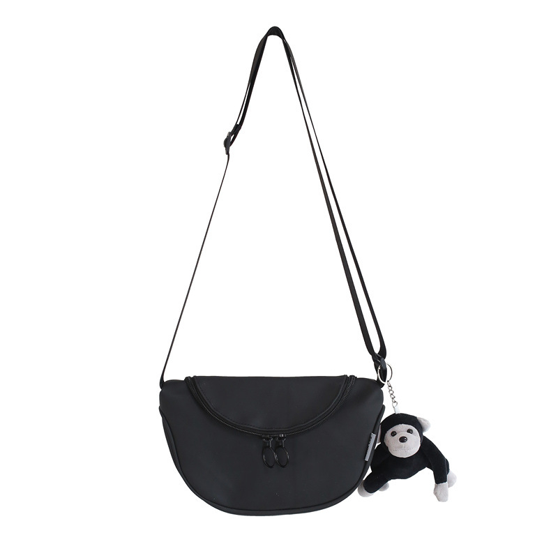 Crossbody torba u gradskoj estetici, laminirana Oxford tkanina, ovalni oblik, zatvaranje zipom, unutarnja pretinica za mobitel i laminirani pretinac sa zipom — izlazi jesen 2025