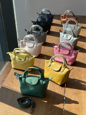 Longjia kožna torbica od teleće kože, u obliku knedle, s poklopcem, dvostruke naramenice, džepovi za telefon, dokumente i kameru