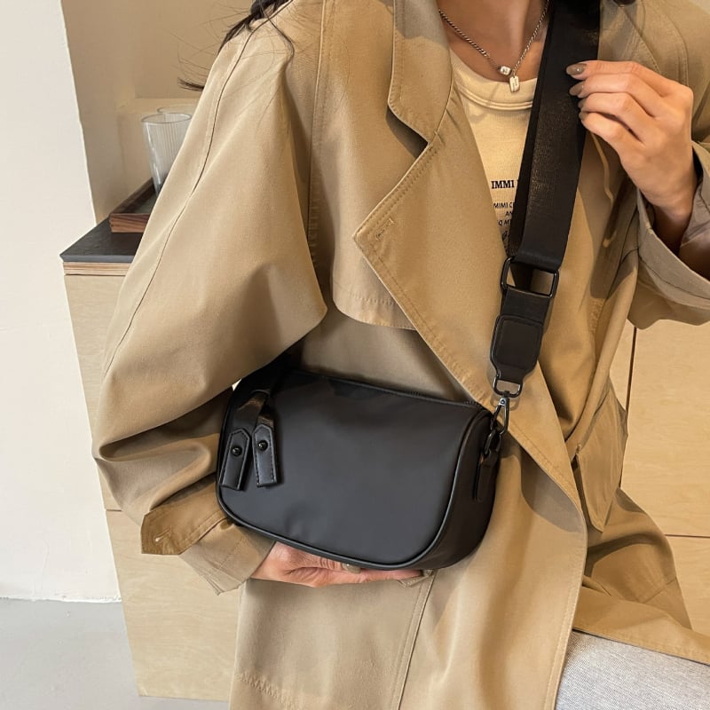 Ženska crossbody torbica od Oxford platna, ovalnog oblika, zatvarač, podstava od najlona, unutarnji pretinci: pretinac sa zipom i pretinac za telefon