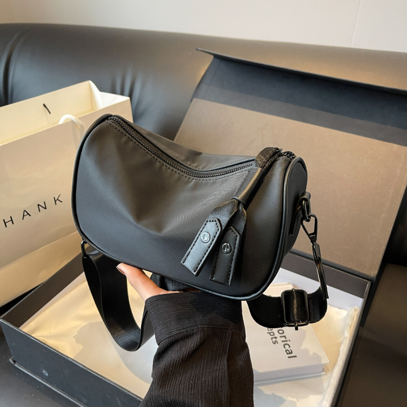 Ženska crossbody torbica od Oxford platna, ovalnog oblika, zatvarač, podstava od najlona, unutarnji pretinci: pretinac sa zipom i pretinac za telefon